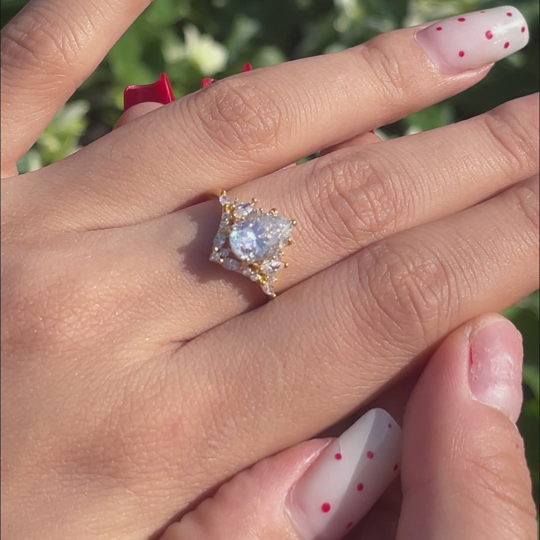 2.0 Carat teardrop-shaped synthetic moissanite crown ring, 18K gold-plated sterling silver, vintage princess style, a luxurious gift suitable for women's everyday wear.